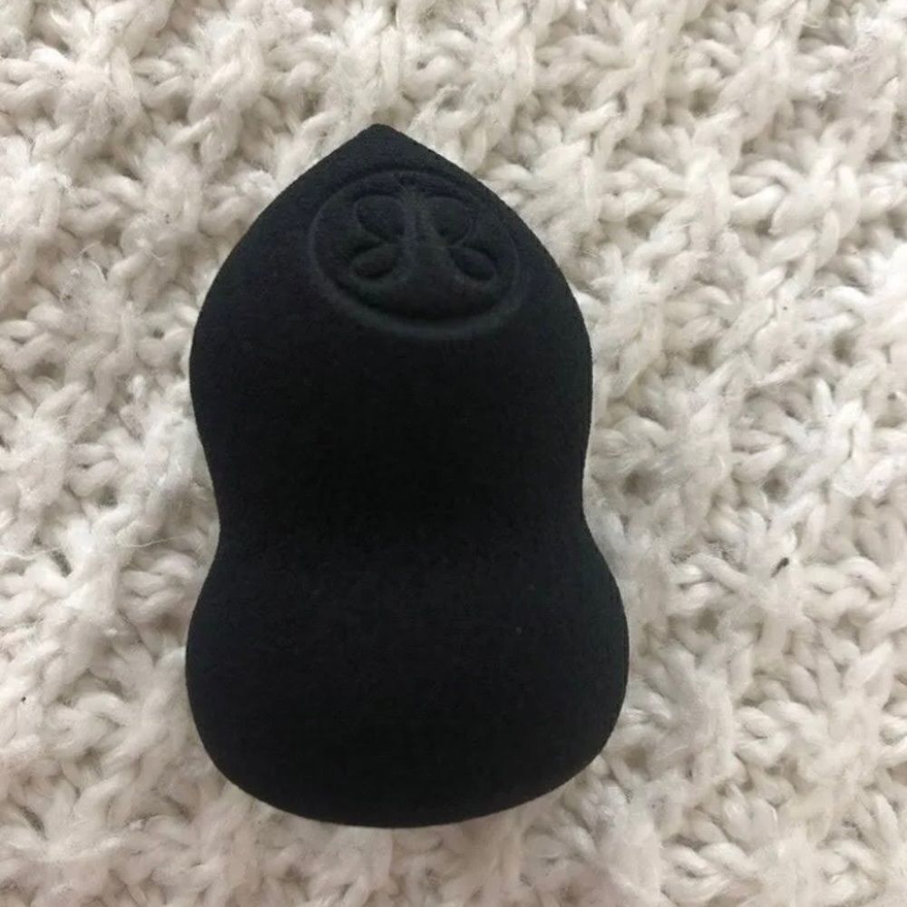 Anastasia Beverly Hills blender sponge